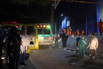 Miembros de la polic¨ªa y primeros auxilios vigilan el lugar donde al menos 12 personas fallecieron en una estampida en el Estadio Cuscatl¨¢n.