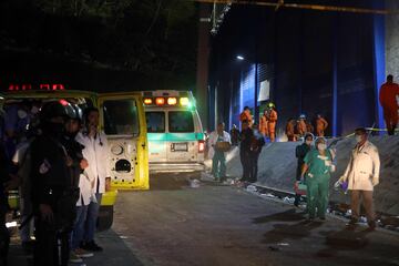 Miembros de la policía y primeros auxilios vigilan el lugar donde al menos 12 personas fallecieron en una estampida en el Estadio Cuscatlán.