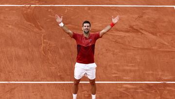 Novak Djokovic celebra su triunfo ante Francisco Cerundolo en Roland Garros.