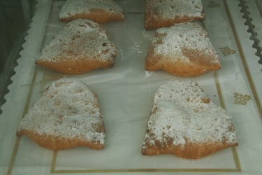 Son típicos de la Comunidad de Madrid y son unas pequeñas empanadillas triangulares de harina y manteca de cerdo (en ocasiones aromatizadas con algún licor), rellenas de crema pastelera y fritas. Aunque se pueden encontrar todo el año, son más típicos durante la Semana Santa.