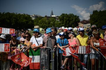 Espectadores en la salida de la décima etapa del Tour.