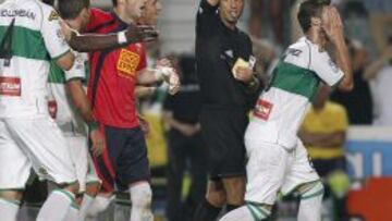 Los jugadores del Elche protestan a Mu&ntilde;iz el penalti de Carlos S&aacute;nchez a Pepe.