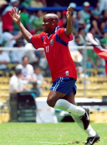 En 2001, México sufrió su primera derrota en un juego oficial en el Estadio Azteca. Fue en el marco del hexagonal final rumbo a la Copa del Mundo de Corea Japón 2002. Los ticos no solo vencieron al Tri 1-2, con goles de Rolando Fonseca y Hernán Medford, lo dejaron al borde de la eliminación del Mundial. El encuentro supuso una herida de muerte para el proceso de Enrique Meza al frente del seleccionado y significó un antes y un después en la historia del fútbol mexicano. 