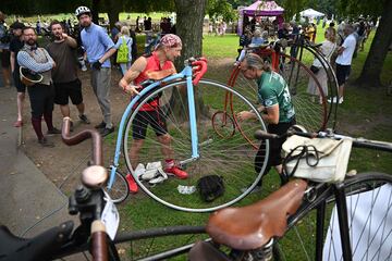 Un grupo de ciclistas disfrutan de la Gran Carrera de Knutsford, en el noroeste de Inglaterra, un evento singular que se celebró por última vez en 2010 y, por lo general, se disputa cada diez años, en el que participan ciclistas individuales y en equipo de todo el mundo, sobre bicicletas clásicas que datan de mediados del siglo XIX.