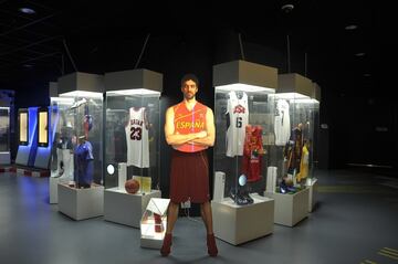 Camisetas de baloncesto en el museo, entre ellas la de Pau Gasol.