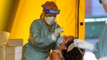 TORRELAVEGA (CANTABRIA), 10/02/2021.- Foto de archivo tomada el 11/09/2020 de personal sanitario mientras realiza pruebas PCR en el colegio José María Pereda del barrio de La Inmobiliaria en la ciudad cántabra de Torrelavega, a raíz del brote detectado. Cantabria sigue aguantando entre las comunidades autónomas con menor incidencia de la covid y menos presión en los hospitales, un estatus que no sale gratis por el desgaste en el sistema sanitario y el hartazgo de quienes se ven más castigados por unas restricciones cambiantes para adaptarse al virus y que llevan al borde del precipicio a los sectores productivos. EFE/Pedro Puente Hoyos