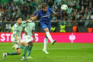 1-1. Magnífico centro de Palmer, al segundo palo, en donde aparece Enzo Fernández libre de marca que cabecea abajo, a la derecha de Adrián y marcar el tanto de la igualada.