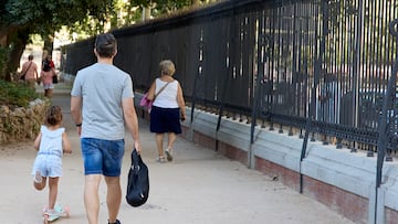 Una persona junto a un niño en el parque de El Retiro, a 29 de julio de 2023, en Madrid (España). El ejecutivo de Ayuso ha aprobado esta semana, en el Consejo de Gobierno, una ampliación de las ayudas a la natalidad en esta región. Hasta ahora, la Comunidad de Madrid ha concedido 11.700 ayudas. Los efectos se están notando, ya que en 2022 se produjo un incremento de la natalidad del 1,7 por ciento, frente al descenso del dos por ciento en el conjunto de España.
29 JULIO 2023;NIÑOS;NATALIDAD;MEDIDAS;ABUELOS;PADRES;MADRES;AYUSO;COMUNIDAD;DE MADRID;
Jesús Hellín   / Europa Press
29/07/2023