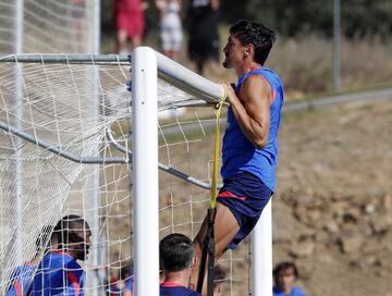 Savic demostrando su fuerza sobre el larguero.