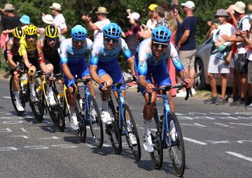 El pelot¨®n durante la decimotercera etapa del Tour de Francia 2022.