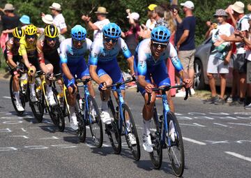 El pelotón durante la decimotercera etapa del Tour de Francia 2022.