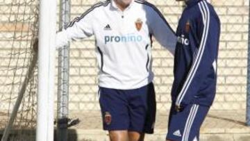 <b>VUELTA... AL BANQUILLO. </b>Aguirre y Ortí, ayer. El canterano regresó de su estancia con España Sub 19.