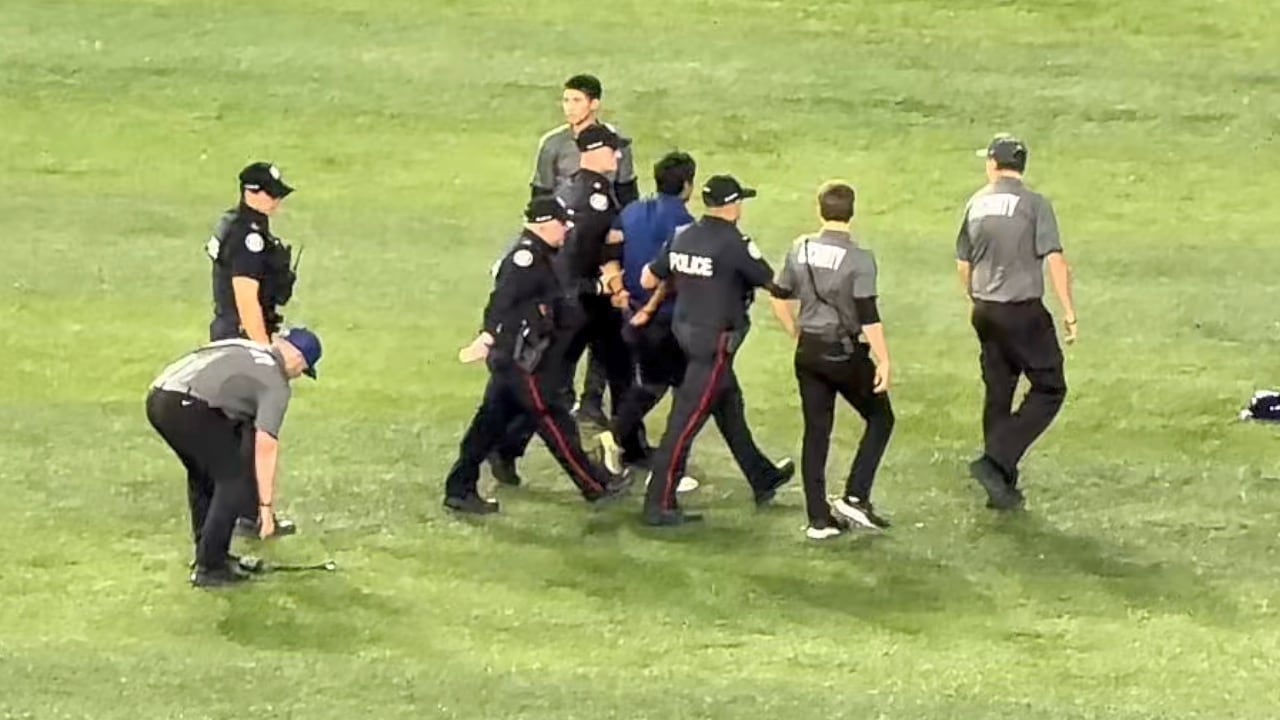 Aficionado invade el campo de la Serie Mundial con bandera de Estados Unidos