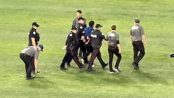 Aficionado invade el campo de la Serie Mundial con bandera de Estados Unidos