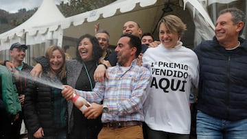 Empleados de la administración situada en la calle Marqués de Casa Quijano celebran que han vendido parte del número 5490 correspondiente al 'Gordo' del Sorteo Extraordinario de la Lotería de Navidad, a 22 de diciembre de 2022, en Moreda de Aller, Asturias (España). En esta ocasión, el sorteo cuenta con un total de 2.520 millones de euros en juego en premios, lo que supone 112 millones más que el año pasado. Este año, la emisión consta de 180 series, ocho más que en años anteriores, de 100.000 números cada una. Dicha emisión asciende a los 3.600 millones de euros, de los que se reparten un 70 por ciento en premios. El premio del Gordo reparte un total de 4 millones de euros a la serie, lo que significa que otorga 400.000 al décimo.
22 DICIEMBRE 2022;MOREDA DE ALLER;SORTEO EXTRAORDINARIO;LOTERIA;2022;GORDO
Jorge Peteiro / Europa Press
22/12/2022