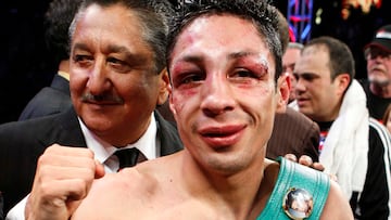 El boxeador mexicano Israel Vázquez celebra su victoria ante Rafael Márquez tras su pelea por el cinturón WBC del peso supergallo.