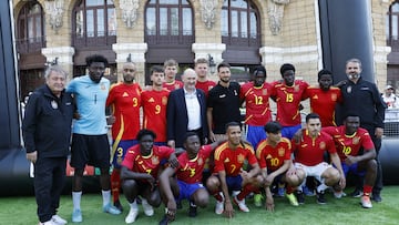 BILBAO, 20/05/2025.- Jóvenes refugiados de países como Afganistán, Mali o Ucrania han disputado este martes un partido contra un equipo de voluntarios organizado por ACNUR, la Agencia de la ONU para los Refugiados, para mostrar el poder del fútbol como herramienta de integración, en el marco de las celebraciones de la final de la Europa League en Bilbao, con la asistencia del exjugador del Athletic, Aritz Aduriz (c dcha), y del presidente de la RFEF, Rafael Louzán (c izda). EFE/Miguel Toña