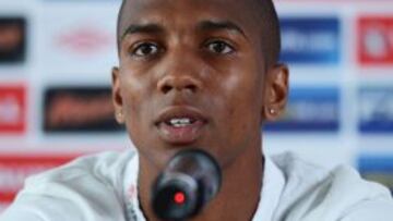 "Siento que tengo confianza, por supuesto, sé que Rooney es una estrella mundial, pero espero bien porque para eso me ha convocado el seleccionador", dice el jugador inglés.