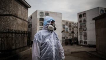 -FOTOGALER&Iacute;A- AME8334. LIMA (PER&Uacute;), 07/05/2020.- Fotograf&iacute;a fechada el 6 de mayo de 2020 que muestra a Engelbert, de origen venezolano, y encargado de recoger a los fallecidos por coronavirus, mientras posa en el Cementerio del &Aacut