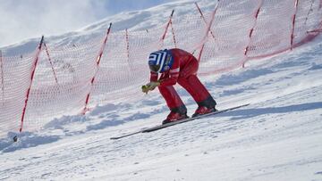 El esquiador Jan Farrell se desliza durante la primera prueba de la temporada de esquí de velocidad en la estación canadiense de Sun Peaks.