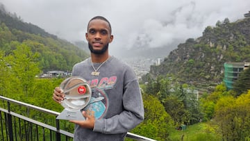 Jean Montero con el trofeo de Mejor Joven de la Liga Endesa 2023-24.