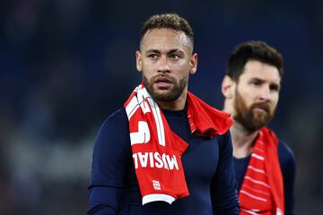 Los jugadores del conjunto parisino, con sus dos estrellas a la cabeza, se acercaron a la zona donde se encuentran los ultras en modo de agradecimiento tras la derrota ante el Bayern. 