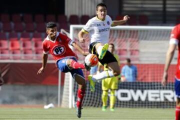 El jugador de Colo Colo, Matias Zaldivia, izquierda, disputa el balón con Fabian Pizarro de Unión La Calera.