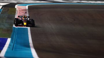 ABU DHABI, UNITED ARAB EMIRATES - NOVEMBER 18: Max Verstappen of the Netherlands driving the (1) Oracle Red Bull Racing RB18 on track during practice ahead of the F1 Grand Prix of Abu Dhabi at Yas Marina Circuit on November 18, 2022 in Abu Dhabi, United Arab Emirates. (Photo by Mark Thompson/Getty Images)