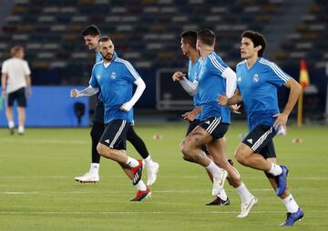 Benzema con el grupo.