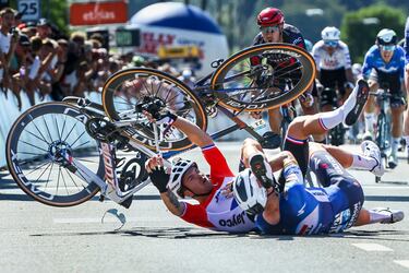 El holandés del Jayco Alula, Dylan Gronewegen (izquierda), y el belga del Soudal Quick-Step, Tim Merlier, se fueron al suelo en los metros finales de la primera etapa del Renewi Tour, de 163,6 km, entre las localidades de Riemst y Bilzen. La carrera se disputó del 28 de agosto al 1 de septiembre en Bélgica y los Países Bajos.