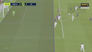 El pol¨¦mico gol anulado por el VAR de Benedetto al PSG