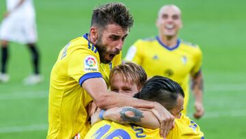 Jos&eacute; Mari, del C&aacute;diz, celebra un tanto del equipo.