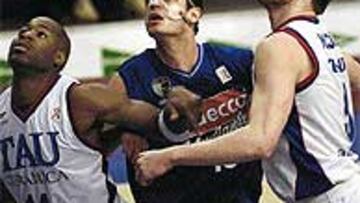 <b>CONTROL.</B> Sims y Scola vigilan a Carlos Jiménez.