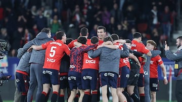 Los jugadores de Osasuna celebran la victoria ante el Real Madrid.