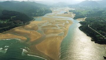 La playa de Laida pertenece al municipio vizcaíno de Ibarrangelu y está ubicada en la Reserva de la Biosfera de Urdaibai. Con casi un kilómetro de arena fina y dorada, es la playa más grande de la ría de Mundaka, y ofrece la posibilidad de realizar multitud de actividades deportivas: windsurf, piragüismo, vela... 