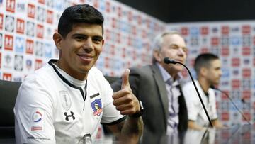 Santiago 9 de julio 2018
El Presidente de Blanco y Negro S.A., Gabriel Ruiz Tagle, presenta a los nuevos refuerzos de Colo-Colo, Esteban Pavez y el argentino Damian Prez.
Estadio Monumental
Javier Torres/Aton Chile