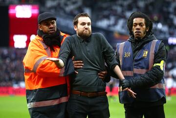 Tras la derrota de 0-3 ante el Burnley, seguidores de los Hammers ingresaron al campo para recriminar a sus jugadores.