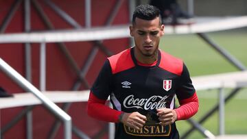 LIM16. LIMA (PER&Uacute;), 02/10/2017.- El jugador de la selecci&oacute;n peruana Miguel Trauco controla el bal&oacute;n durante un entrenamiento general hoy, lunes 2 de octubre del 2017, en las instalaciones de la Villa Deportiva Nacional (Videna) en Lim