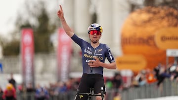 Pidcock brilla en la Milán-Turín ante un gran Roglic y un buen Movistar