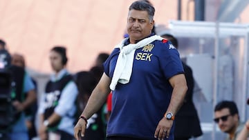 Futbol, Union Espanola vs Huachipato  Octava fecha, primera rueda Campeonato 2020.  El entrenador de Union Espanola Ronald Fuentes da instrucciones a sus jugadores durante el partido de primera division disputado contra Huachipato en el estadio Santa Laura de Santiago, Chile.  15/03/2020  Martin Thomas/Photosport   Football, Union Espanola vs Huachipato  Eighth date Championship 2020.  Union Espanola's manager Ronald Fuentes instructs his players during the first division football match played against Huachipato at the Santa Laura stadium in Santiago, Chile.  15/03/2020  Martin Thomas/Photosport