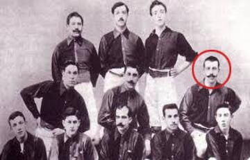 Schuster, Eto’o, Luis Enrique, Milla, Celades… son varios, aunque no tantos, los futbolistas que a lo largo de la historia han sido del Real Madrid y también del Barcelona. Evidentemente el traspaso más polémico y sonado de la historia fue el de Luis Figo, aunque hay que remontarse a los albores del fútbol en España para encontrar al primer jugador que jugó de azulgrana y también de blanco. Fue Alfonso Albéniz, hijo del célebre compositor Isaac Albéniz, que jugó en el Barcelona entre 1901 y 1902 y que, en mayo de 1902, dos meses después de fundarse el Real Madrid, fichó por el conjunto blanco (llamado entonces Madrid Football Club). Albéniz, no hace falta decir, no fue ningún tránsfuga ni tampoco generó polémica alguna. El chico simplemente era un apasionado del fútbol, que se manejaba bien con la pierna derecha y que se trasladó de Barcelona a Madrid por estudios. Eso sí, acabó siendo directivo del Madrid y primer presidente del Colegio Nacional de Árbitros.