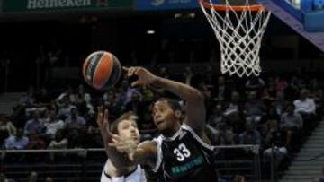 Trey Thompkins trata de coger un rebote ante Nocioni.