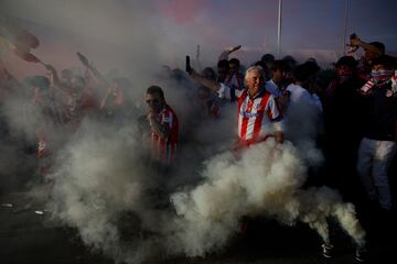 Caluroso recibimiento de los aficionados colchoneros al autobús rojiblanco en los aledaños del estadio Cívitas Metropolitano.