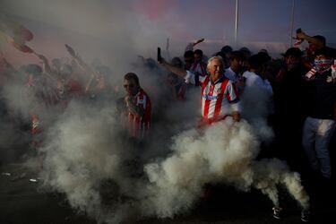 Caluroso recibimiento de los aficionados colchoneros al autobús rojiblanco en los aledaños del estadio Cívitas Metropolitano.