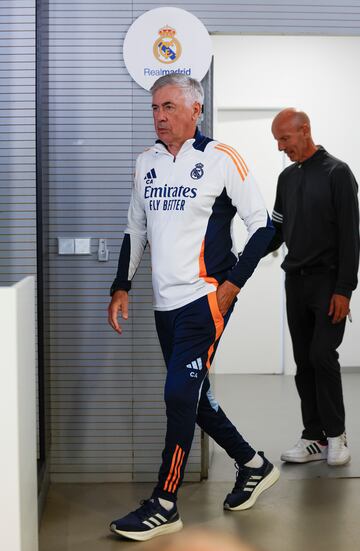 Ancelotti, entrando en la sala de prensa.