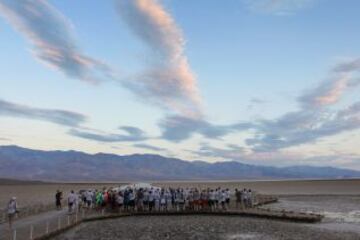 217 km con salida en la Cuenca Badwater (85 m. bajo el nivel del mar) y llegada en el Monte Whitney (4.421 m.) con temperaturas de 49º a la sombra.