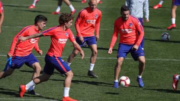 GRAF6644. MAJADAHONDA, 02/03/2019.- El delantero francés del Atlético de Madrid Antoine Griezmann (2i), durante el entrenamiento celebrado esta mañana en la Ciudad Deportiva Wanda Metropolitano en Majadahonda.- EFE/