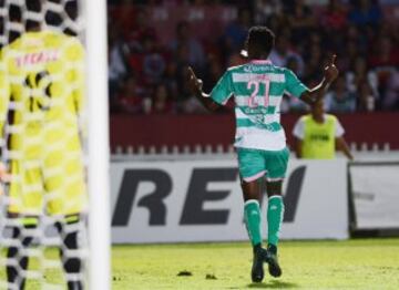 Delantero africano de gran contundencia en el área contraria. Máximo goleador de Santos.