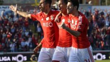 Jonas, Rodrigo Lima y Pizzi se abrazan celebrando uno de los goles del Benfica en Arouca.