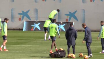 Neymar de buen rollo: caballito a Rafinha y una colleja de regalo